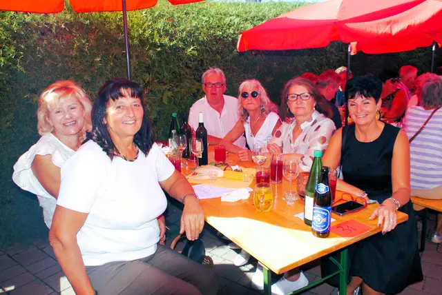 Zahlreiche Besucher kamen zum. Sterzfest nach Sinabelkirchen .

