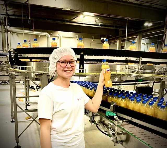 Angelina Hartl-Springer absolviert ihr viertes Lehrjahr zur Lebensmitteltechnikerin bei Coca-Cola HBC Österreich. | Foto: Coca-Cola HBC Österreic