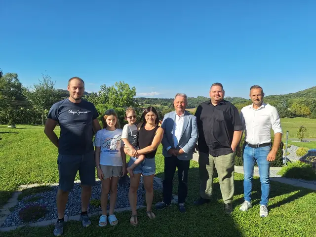 Die Familie Maier mit Claudius Handl (3. v. r.), Max Schauperl (2. v. r.) und Daniel Dunst (r.)