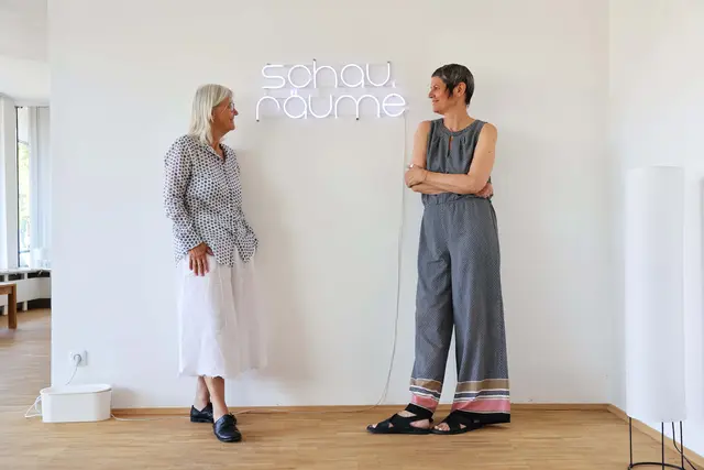 Katrin Ackerl Konstantin und Rosalia Kopeinig werden für ihre langjährige Arbeit mit schau.Räume mit dem Villacher Frauenpreis 2026 ausgezeichnet. | Foto: Stadt Villach