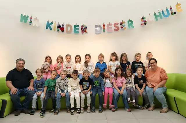 2026 Volksschule Grafenwörth 1a mit Direktor Jürgen Duffek und Klassenlehrerein Marion Schwanzer. | Foto: Christian Nowotny