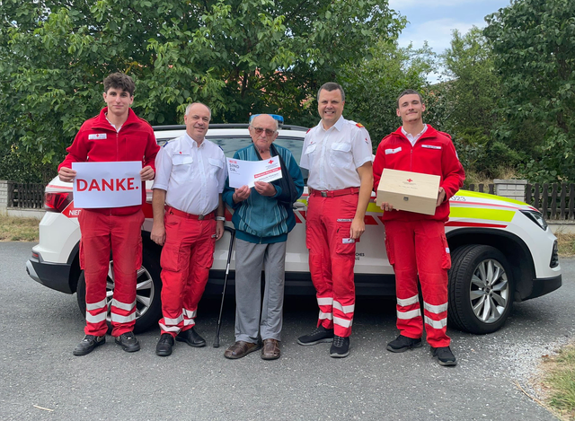Ein Geschenk für das 1.000ste Mitglied Helmuth Pfabigan aus Rappolz | Foto: Rotes Kreuz Waidhofen/Thaya
