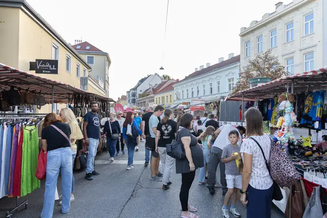 Einmal im Jahr wird die Stadlauer Straße für ein Wochenende gesperrt. Es war wieder Zeit für den Stadlauer Kirtag. | Foto: René Brunhölzl/ MeinBezirk
