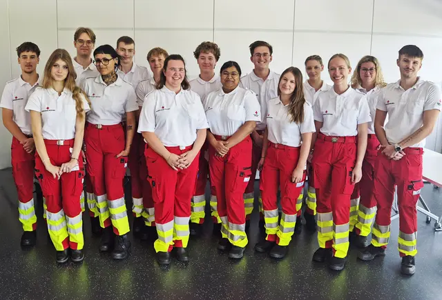 Die 15 angehenden Rettungssanitäterinnen und Rettungssanitäter haben den ersten Schritt ihrer Ausbildung geschafft. | Foto: Rotes Kreuz Bruck-Mürzzuschlag