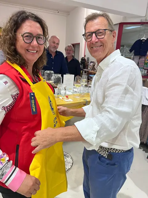 Amstettens Lions-Präsident Hermann Hofstetter übergab die Helferinnenschürze symbolisch an Miriam Albrecht, Präsidentin des Lions Club Günzburg. | Foto: Lions Club Amstetten
