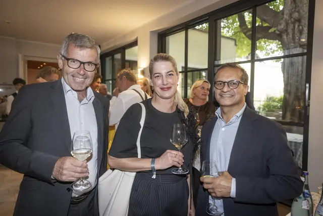 Anton Steixner (ehemaliger Tiroler Landeshauptmann-Stellvertreter, Landwirt und Betreiber der Steixner Edelbrennerei in Innsbruck-Amras), Katharina Schnitzer-Zach (Hotel Zach, Innsbruck) und Univ.-Prof. Dr. Rohit Arora (Direktor der Universitätsklinik für Orthopädie) | Foto: Hotel Sailer / Hetfleisch