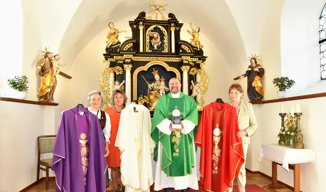 Vl.  Veronika Gettinger, Karin Ecker, Pfarrer Jerome, Margarete Graf
 | Foto: Doris Ullmann- Schleich