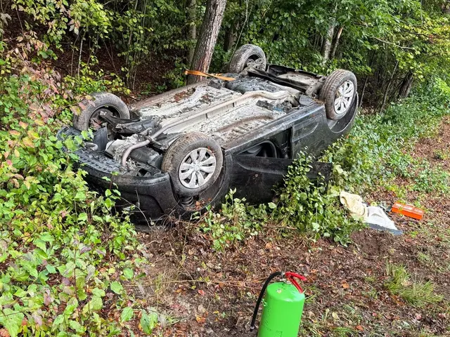 Einer von mehrere Verkehrsunfällen am vergangenen Wochenende: Ein Pkw überschlug sich auf der L107. | Foto: Freiwillige Feuerwehr Grafenstein
