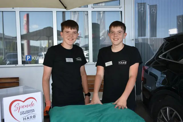 Rafael (l.) und Laurens waren für die Maroni verantwortlich. | Foto: Helmut Riedl/MeinBezirk