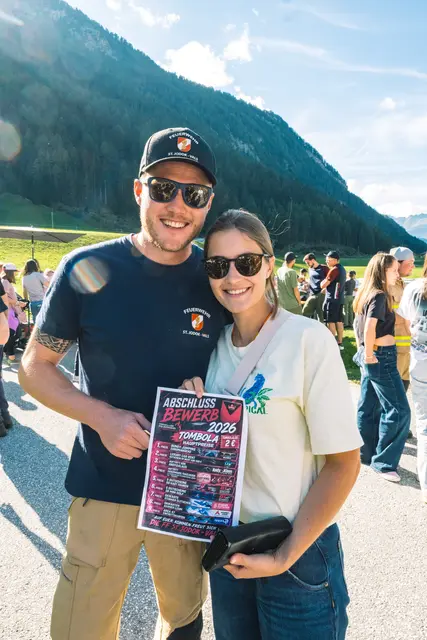 Florian Moser und Sarah Lutz verkauften Tombolalose. | Foto: Pernsteiner