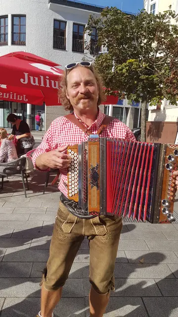 Für die musikalische Umrahmung sorgt Hannes mit seiner Steirischen. | Foto: Marktgemeinde St. Georgen/Gusen