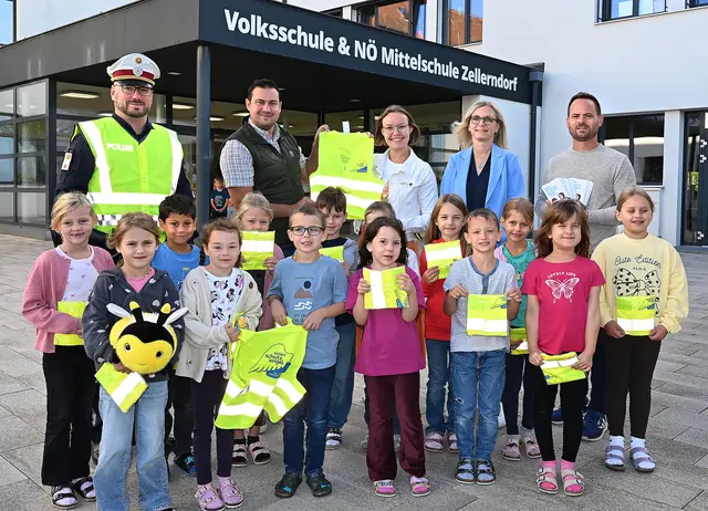 Polizist Josef Zachaueer, Bgm. Markus Baier, Klassenlehrerinnen, Markus Döller;
 | Foto: Schleich