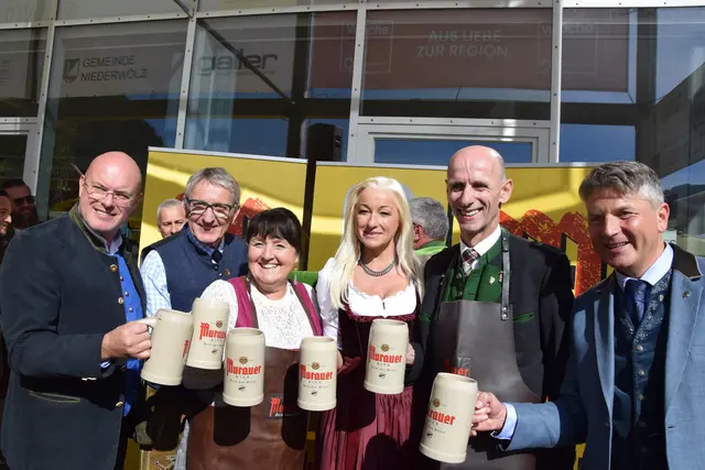Bürgermeister Albert Brunner (r.) und Co. beim Bieranstich im Vorjahr.
