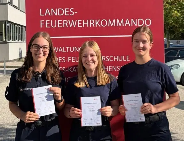 Drei junge Damen absolvierten kürzlich den Jugendhelferinnen-Lehrgang an der Landesfeuerwehrschule. | Foto: FF Treffling