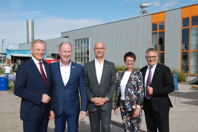 Landeshauptmann Thomas Stelzer, die Geschäftsführer Jürgen Miethlinger und Martin Schädle, Heidi Egger, Bürgermeister Gerald Egger (v.l.).  | Foto: MeinBezirk/Steiner-Watzinger