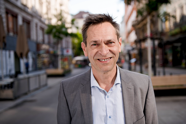 Grünen-Klubobmann Alexander Hirschenhauser stellte einen Antrag für naturnahe Wiesen im 1. Bezirk vor. | Foto: Grüne Innere Stadt