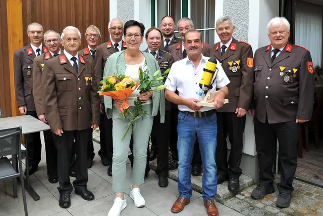 Franz Fletzberger, Herbert Mistelbauer, Josef Liebner, Gilbert Lagler, Karl Müllner, Gatin Brigitta Mistelbauer, Thomas Pfeiffer, Daniel Pfeiffer, Paul Zottl, Geburtstagskind Herbert Mistelbauer, Walter Artner, Franz Moser (v.l.). | Foto: Sandra Zahnt