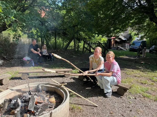 Die beiden grillen ihr Stockbrot über dem Lagerfeuer. | Foto: NP Purkersdorf