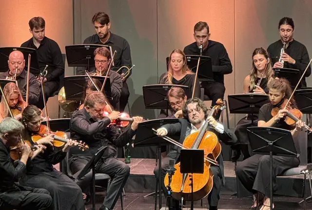 Cellist Friedrich Kleinhapl bot gemeinsam mit dem Orchester Camerata Novi Sad Melodien aus großen Filmklassikern.  | Foto: Kunsthaus Weiz
