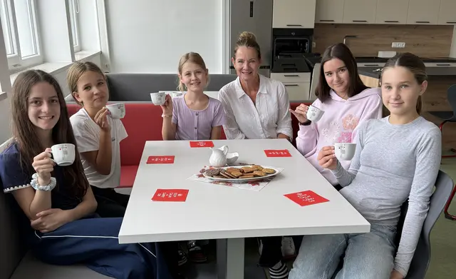 Gemeinsames English Breakfast: Die 1. und 2. Sprachenklasse genossen am Projekttag britische Teekultur. | Foto: Sport/Mittelschule St. Valentin