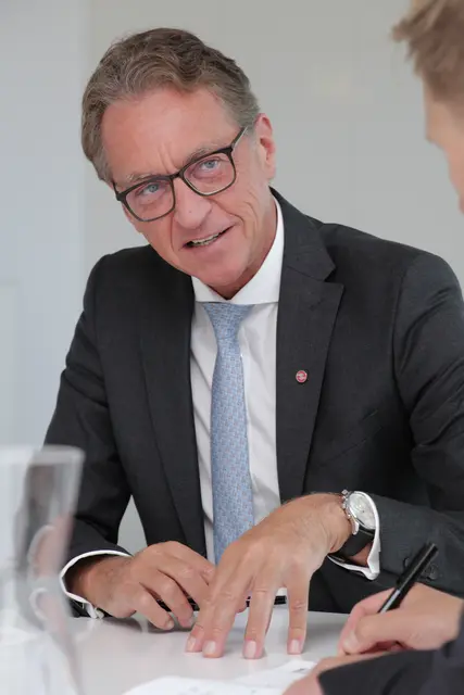 Energie AG-Vorstandschef Leonhard Schitter: "Wir müssen massiv und – das ist ein Gebot der Stunde – noch viel mehr als bisher in die Erneuerbaren investieren. Weil wir durch ihren Ausbau unabhängig von fossilen Importen werden, hochpreisige Gaskraftwerke hinausgedrängt werden, und mittelfristig die Preise in der Erzeugung nach unten gehen und so auch die Energiepreise reduziert werden können." | Foto: MeinBezirk/Ingo Till