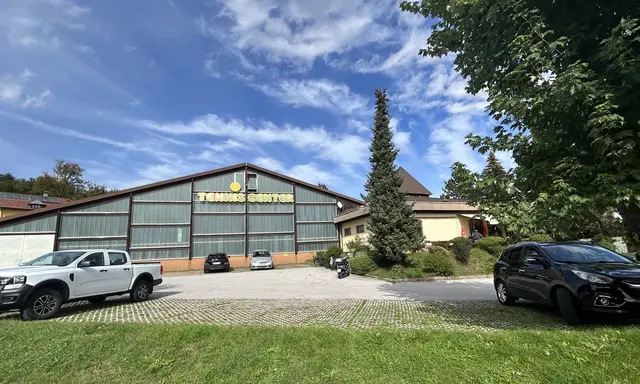Die Tennishalle auf der Bahnhofstraße in Velden am Wörthersee soll bald abgerissen werden. | Foto: Markus Krücken