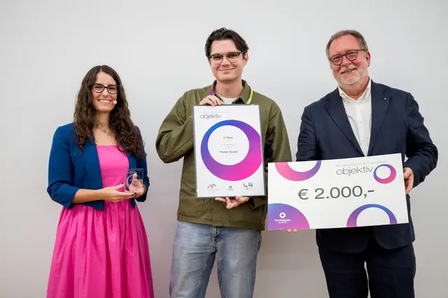Florian Sulzer (Mi.) mit seiner Urkunde, daneben Eva Kelety, Bundesinnungsmeisterin der Berufsfotografie.  | Foto:  Karo Pernegger