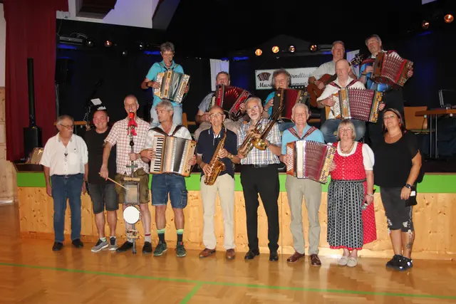 Stammtischmusikanten mit der Stammtischleitung und den Wirtsleuten, links Christian und rechts Renate Hei0