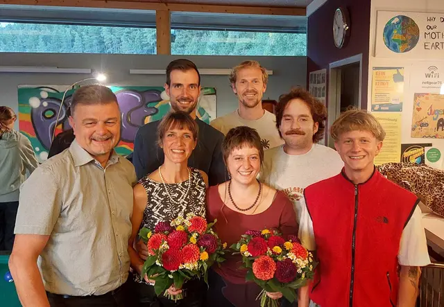 Vorne: Bgm Hannes Strobl, Sigrid Sadjak, Isabel Sadjak, Lukas Karlinger. Hinten: Vizebgm Daniel Nairz, Harald Löw-Baselli, Tobias Lenz.