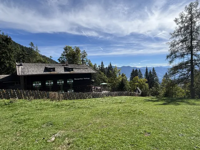 Eingebettet in die Berglandschaft liegt die Mahdegg Alm. | Foto: Christian Amtmann