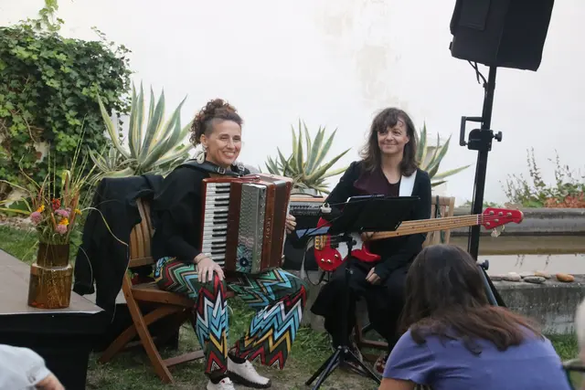 Franziska Hatz am Akkordeon und Andrea Fränzel an der Gitarre.