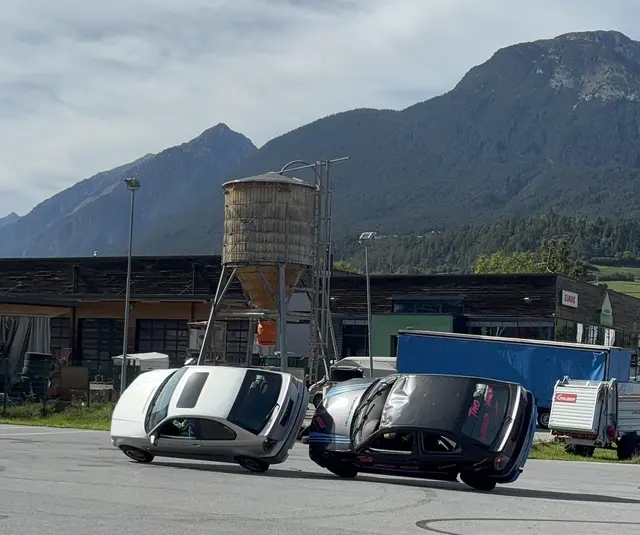 Mit spektakulären Fahrmanövern auf zwei Rädern begeisterten die Stuntfahrer das Publikum. | Foto: Forgo