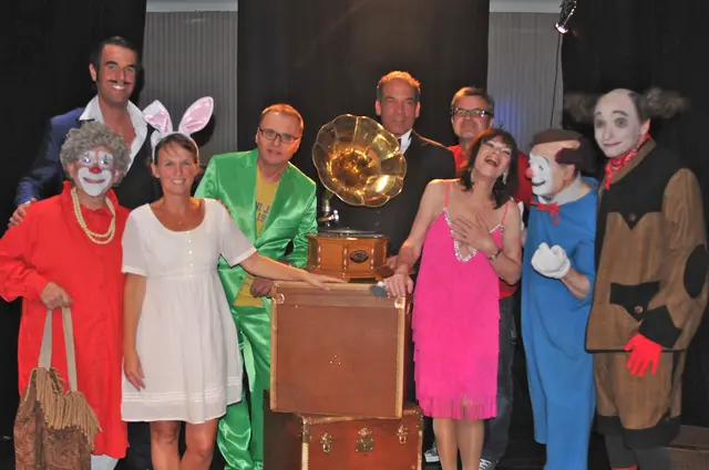 Stadtsaal 2012: - Barry „Granda“ Lubin, Christian Lindemann, Ann Haegus, Katastrophenmagier Otto Wessely, Hotel-Direktor Peter Hub, HerrBert Waltl, Christa Wessely, Oscar-Preisträger Pierre Étaix und Housch-ma-Housch. | Foto: Marcantonio Marino/Festival der Träume 