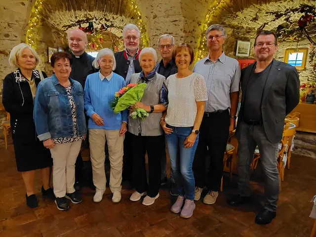 Hinten: Edith Reither, Mod. MMag. Andreas Hofmann,GGR Wilhelm Raidl, Bgm. Paul Kirchberger, Peter Fröstl, GR Franz Draxler; vorne: Christa Jager, Hannelore Reither, Ingrid Fröstl, Sonja Hackl (v.l.). | Foto: privat
