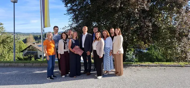 Roswitha Langthaler, Kevin Blesl, Ulrike Hammerl, Katrin Glöckler, Direktorin Bettina Schweiger, Bürgermeister Ewald Fröschl, Daniela Kellner, Georg Hammerschmidt, Andrea Stattin, Werner Eschelmüller, Julia Huber (v.l.). | Foto: Marktgemeinde Schönbach