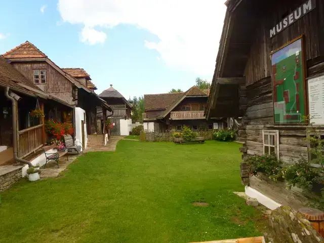 Das Freiluftmuseum Vorau bewahrt historische Holzblockbauten der Oststeiermark und macht regionale Baukultur für Besucher erlebbar. | Foto: Heidemarie Rottermanner