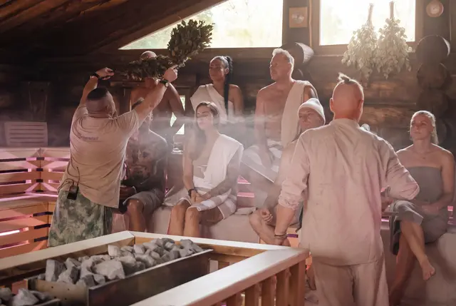 Wenik-Aufguss mit Birkenzweigen in der Panorama-Sauna. | Foto: Thermenresort Loipersdorf