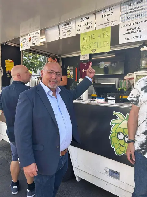 Auch Bezirksvorsteher Peter Jagsch (SPÖ) stattete den Veranstaltungen einen Besuch ab - hier etwa am Alszeilenmarkt.  | Foto: BV17