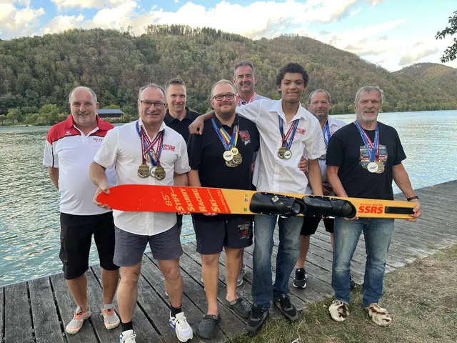 Die Tullner Wassserski-Racer Christph Wondracek, Michael Förstl, Paul Pfennigbauer und Ernst Ortlieb mit ihren Teams aus Bootsfahrern und Observern.