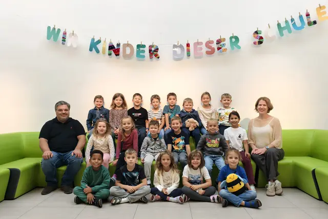 2026 Volksschule Grafenwörth 1b mit Direktor Jürgen Duffek und Klassenlehrerein Katharina Becker. | Foto: Christian Nowotny