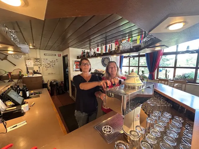 Petra Dernoschnig und ihre Mitarbeiterin zählen die Tage im Lokal. | Foto: Markus Krücken