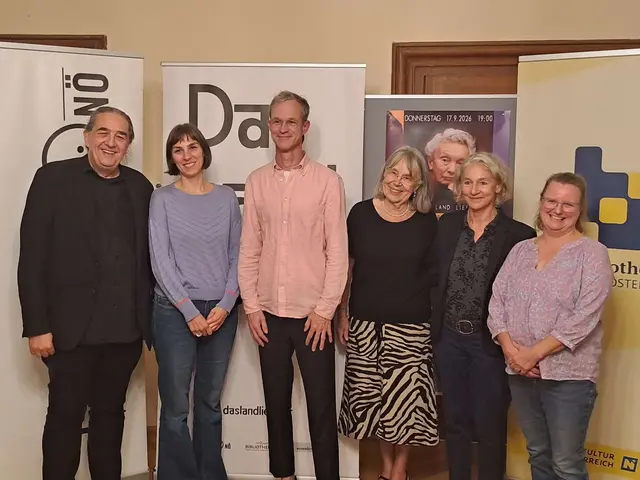 Bibliotheksleiterin Uschi Swoboda (3.v.r.) freute sich darüber, dass die Bibliothek für eine der 15 Lesungen der Veranstaltungsreihe „Das Land liest“ vom Literaturhaus Niederösterreich in Kooperation mit Treffpunkt Bibliothek, der Fachstelle für NÖ Bibliotheken, ausgewählt worden war. | Foto: bibliothek st. martin