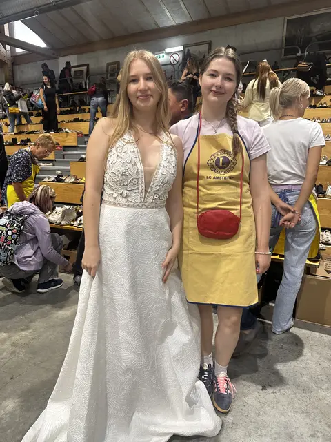 Sophie-Marie Haider und Zoe Hartmann präsentierten den Flohmarktbesucherinnen die Brautmode. Braut- und Ballkleider fanden heuer großen Anklang. | Foto: Lions Club Amstetten