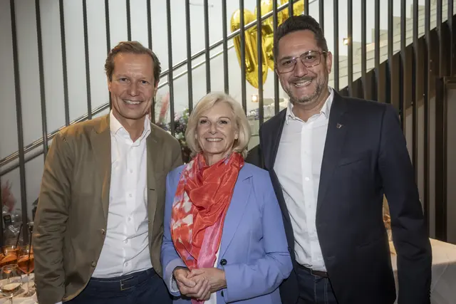 Dieter Unterberger (geschäftsführender Gesellschafter der Unterberger Gruppe), Sabine Wechselberger (Direktorin der Tourismusschulen Villa Blanka) mit Alois Rainer (Obmann der Sparte Tourismus und Freizeitwirtschaft WKO Tirol) | Foto: Hotel Sailer / Hetfleisch
