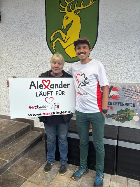 Zurück in der Heimat: Beim Genussmarkt in Leutasch kamen nochmals mehr als 300 Euro für die Spendenaktion zugunsten von Herzkinder Österreich zusammen. Im BIld Alexander Kluckner mit Iris Krug. | Foto: MeinBezirk/Lisa Außerladscheider