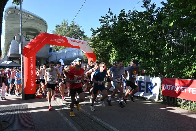 Gestartet wurde um 10 Uhr bei der Hungerburgbahn Station ORF Tirol.  | Foto: Königer