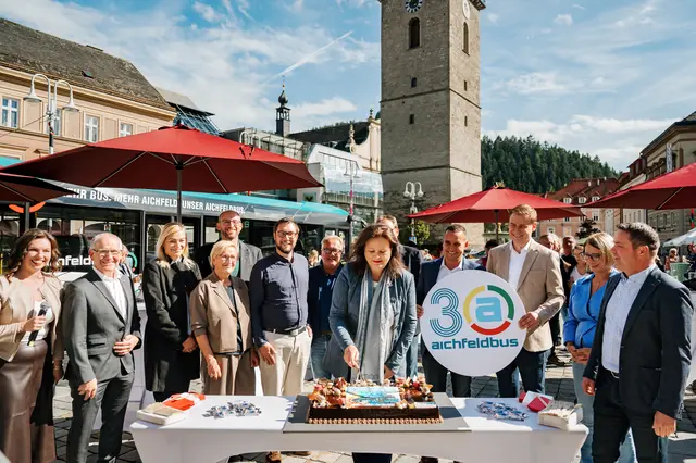 Am Hauptplatz wurde mit den geladenen Gäste die Torte angeschnitten.