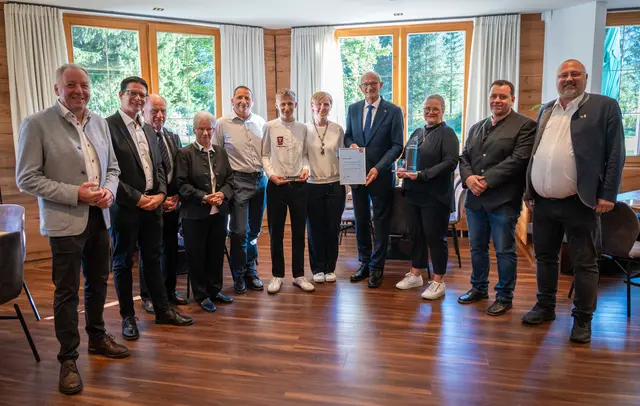 Bezirksstellenleiter Wirtschaftskammer Reutte Wolfgang Winkler, Vizepräsident Arbeiterkammer Christoph Stillebacher, Wolfgang Bunte, Ute Bunte, Vater von Fabian, Fabian Linser, Mutter von Fabian, LH Anton Mattle, Marina Bunte, Richard Baldauf (Bürgermeister Heiterwang) und Christian Jäger (Vizebürgermeister Bichlbach) | Foto: Land Tirol/Hörmann