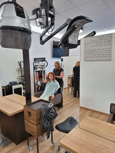 Die Friseurlehre bietet vielfältige Möglichkeiten – von Wettbewerben und Spezialisierungen bis zur Meisterprüfung. | Foto: Rita Schermann