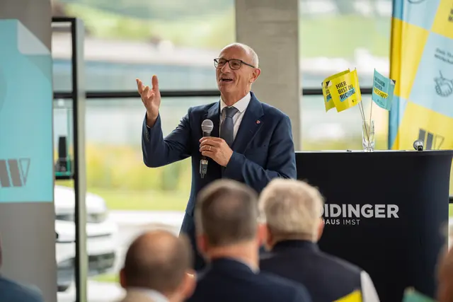 Landeshauptmann Anton Mattle stellte zentrale Zukunftsthemen des Standorts in den Mittelpunkt – von Kinderbetreuung bis zur Fachkräfteausbildung. | Foto: Fettinger